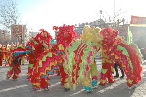 酒泉市2011年元宵節(jié)社火匯演期間，部分社火隊(duì)來公司拜年
