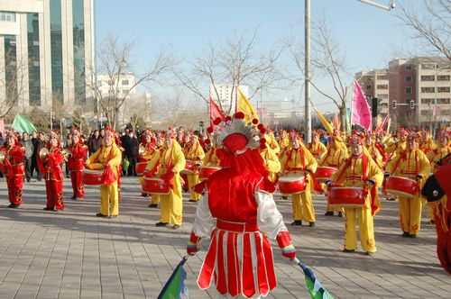 酒泉市2011年元宵節(jié)社火匯演期間，部分社火隊(duì)來公司拜年
