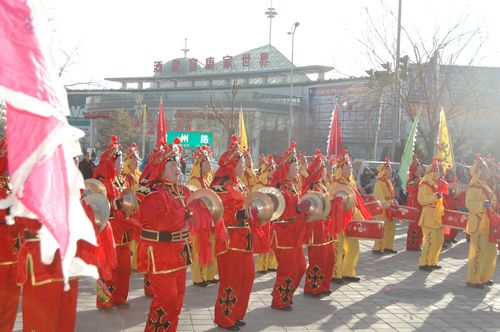 酒泉市2011年元宵節(jié)社火匯演期間，部分社火隊(duì)來公司拜年